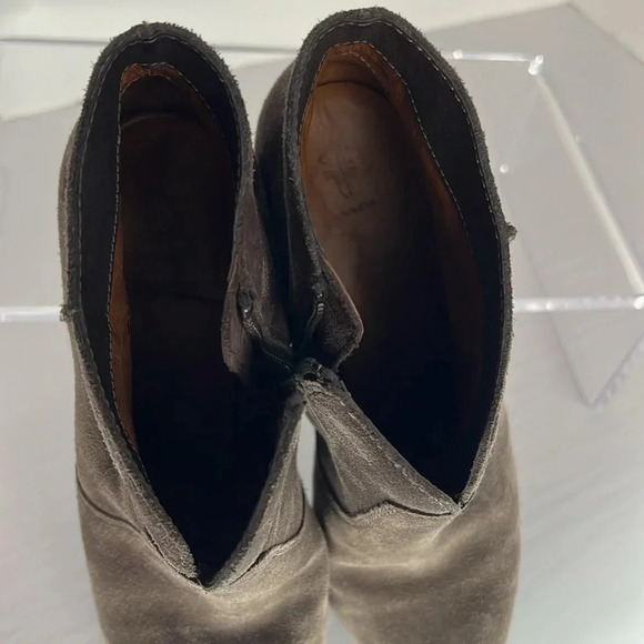 Frye Jennifer Taupe Suede Western Pointed Toe Ankle Booties Sz 10 Side Zipper - Picture 10 of 16